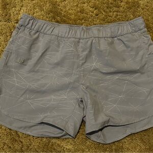 Salomon Women's Light Gray Athletic Shorts with Geometric Print